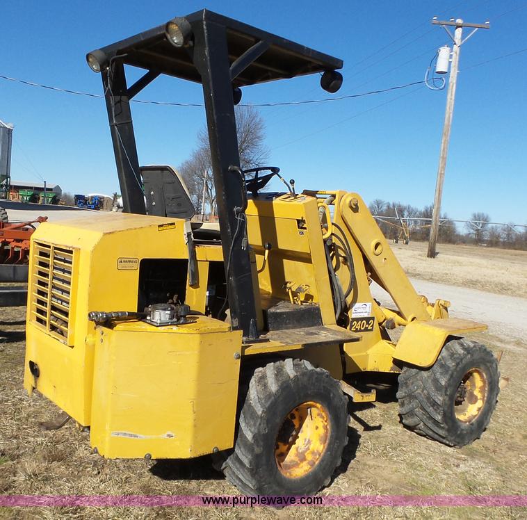 image for item J7652 1995 NMC 240-2 wheel loader