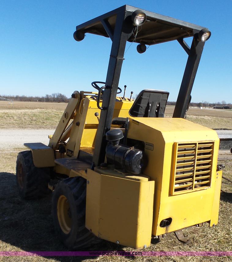 image for item J7652 1995 NMC 240-2 wheel loader