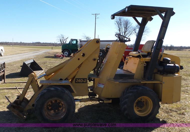 image for item J7652 1995 NMC 240-2 wheel loader