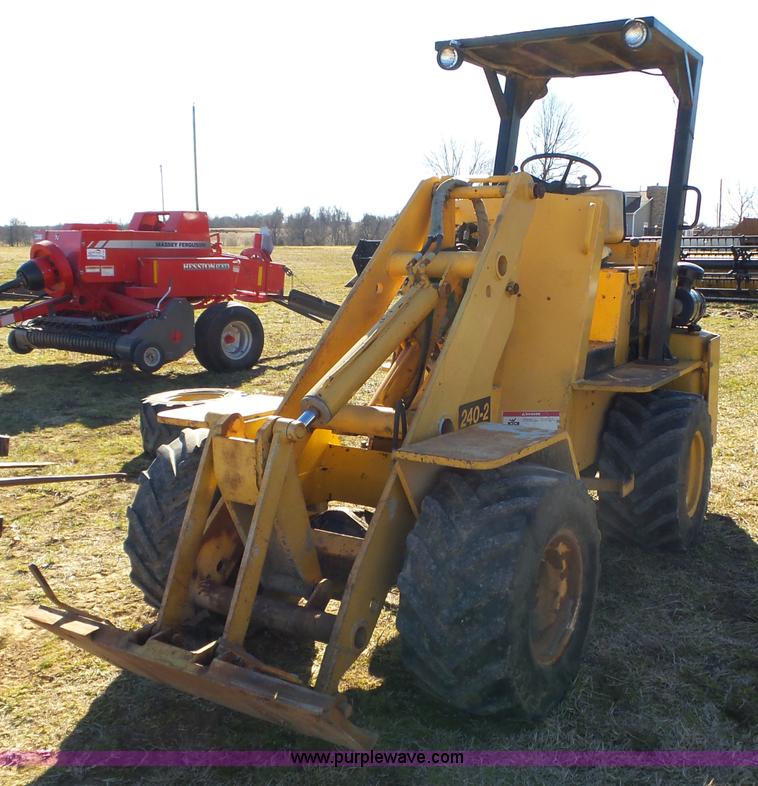 image for item J7652 1995 NMC 240-2 wheel loader