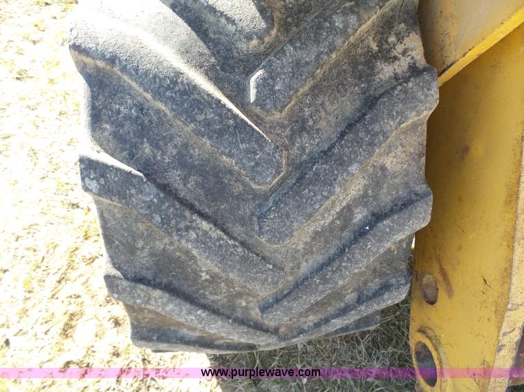 image for item J7652 1995 NMC 240-2 wheel loader