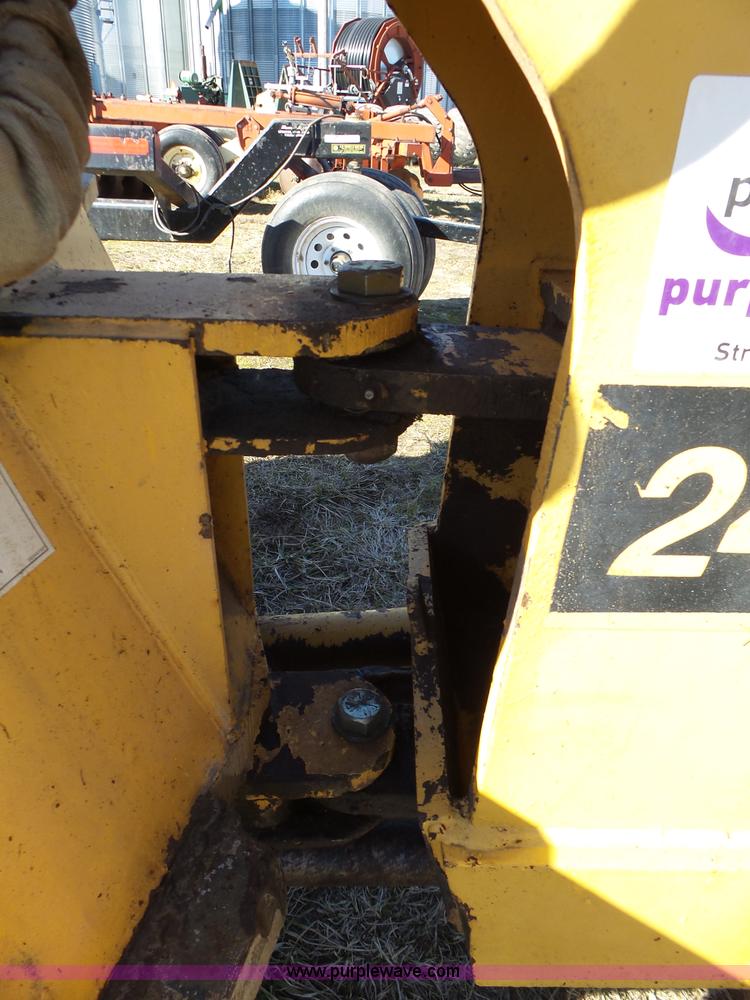 image for item J7652 1995 NMC 240-2 wheel loader