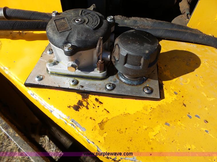 image for item J7652 1995 NMC 240-2 wheel loader