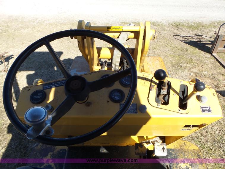 image for item J7652 1995 NMC 240-2 wheel loader