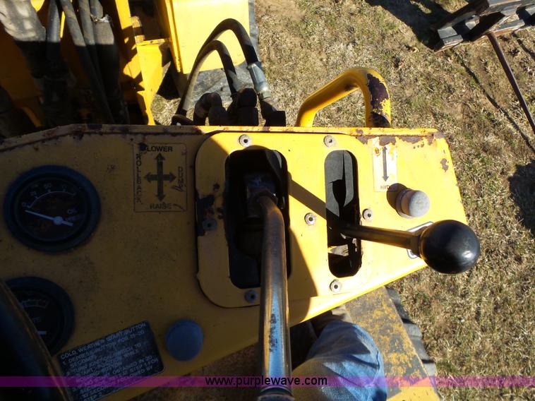 image for item J7652 1995 NMC 240-2 wheel loader