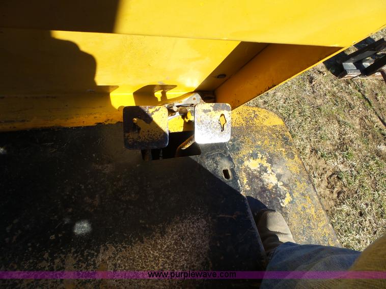 image for item J7652 1995 NMC 240-2 wheel loader