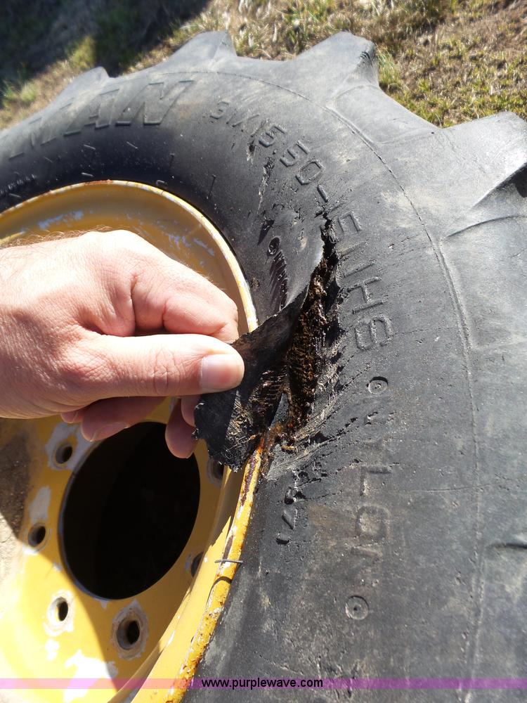 image for item J7652 1995 NMC 240-2 wheel loader