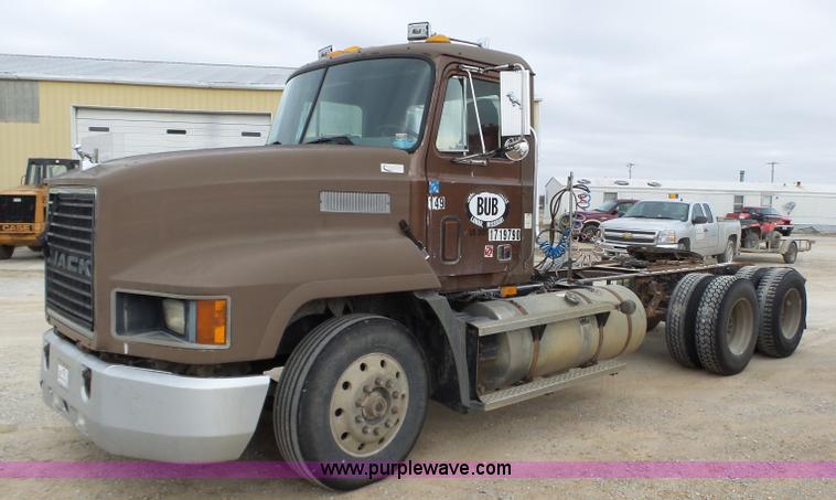 image for item J7661 1993 Mack CH613 semi truck