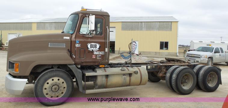 image for item J7661 1993 Mack CH613 semi truck