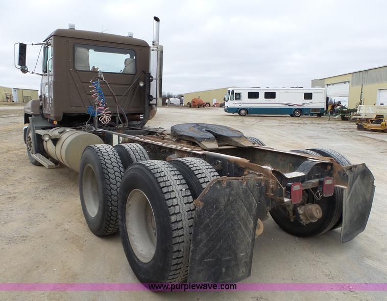 image for item J7661 1993 Mack CH613 semi truck