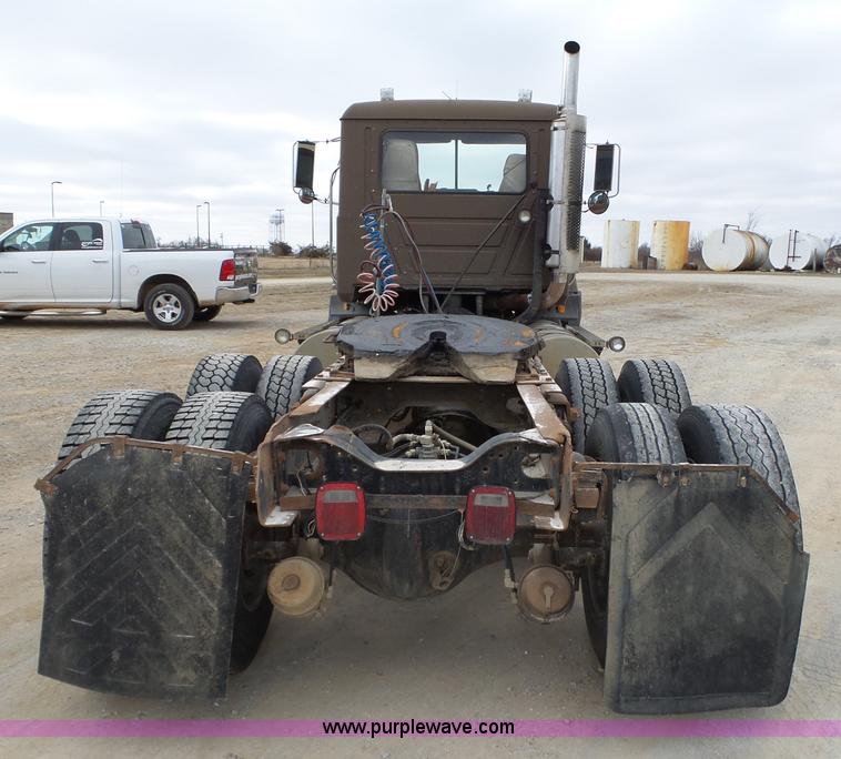 image for item J7661 1993 Mack CH613 semi truck