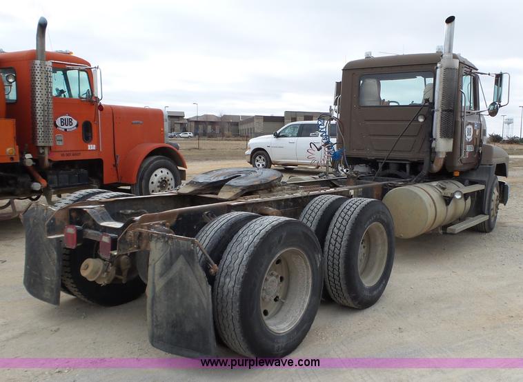 image for item J7661 1993 Mack CH613 semi truck