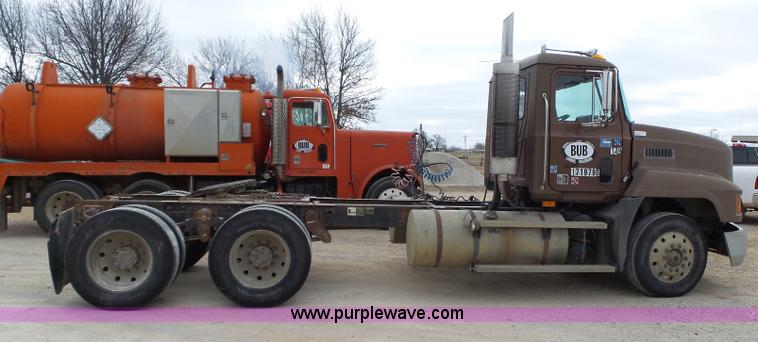 image for item J7661 1993 Mack CH613 semi truck