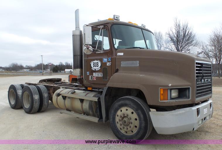 image for item J7661 1993 Mack CH613 semi truck