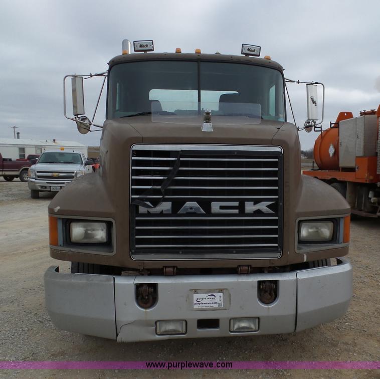 image for item J7661 1993 Mack CH613 semi truck