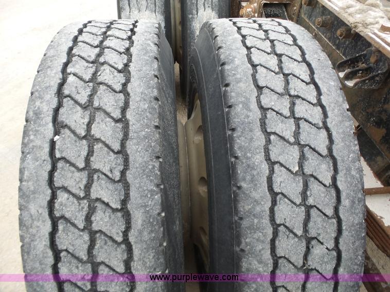 image for item J7661 1993 Mack CH613 semi truck