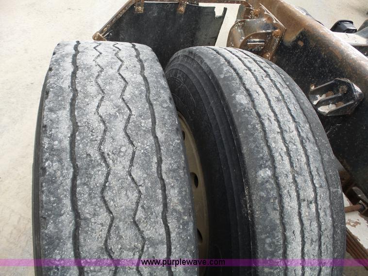 image for item J7661 1993 Mack CH613 semi truck