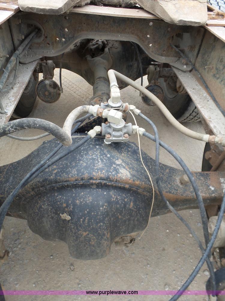 image for item J7661 1993 Mack CH613 semi truck