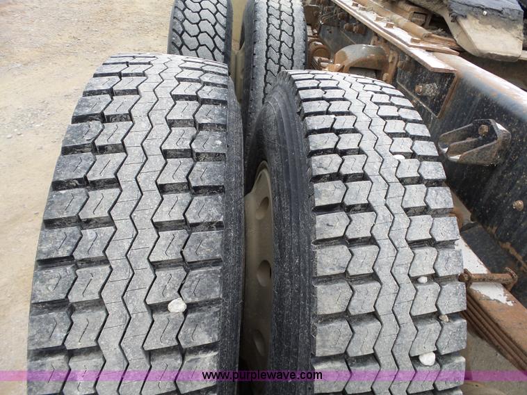 image for item J7661 1993 Mack CH613 semi truck