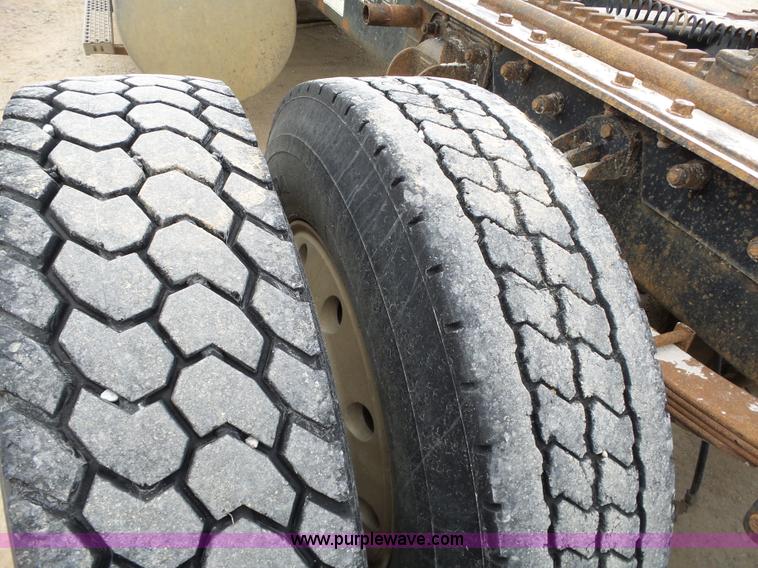 image for item J7661 1993 Mack CH613 semi truck