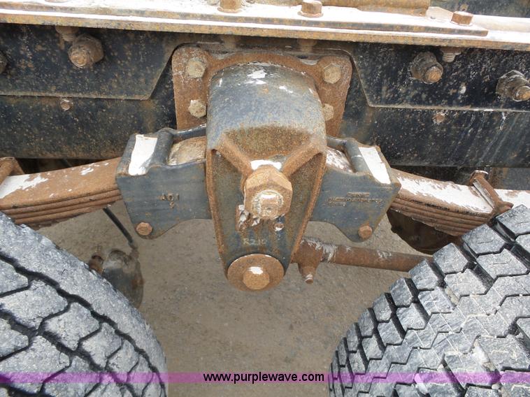 image for item J7661 1993 Mack CH613 semi truck