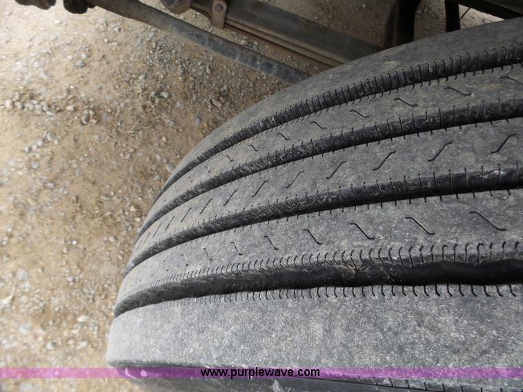 image for item J7661 1993 Mack CH613 semi truck