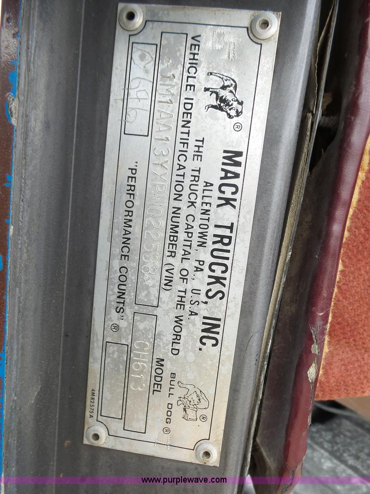 image for item J7661 1993 Mack CH613 semi truck
