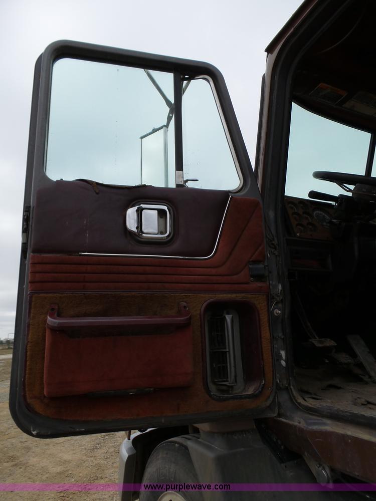 image for item J7661 1993 Mack CH613 semi truck