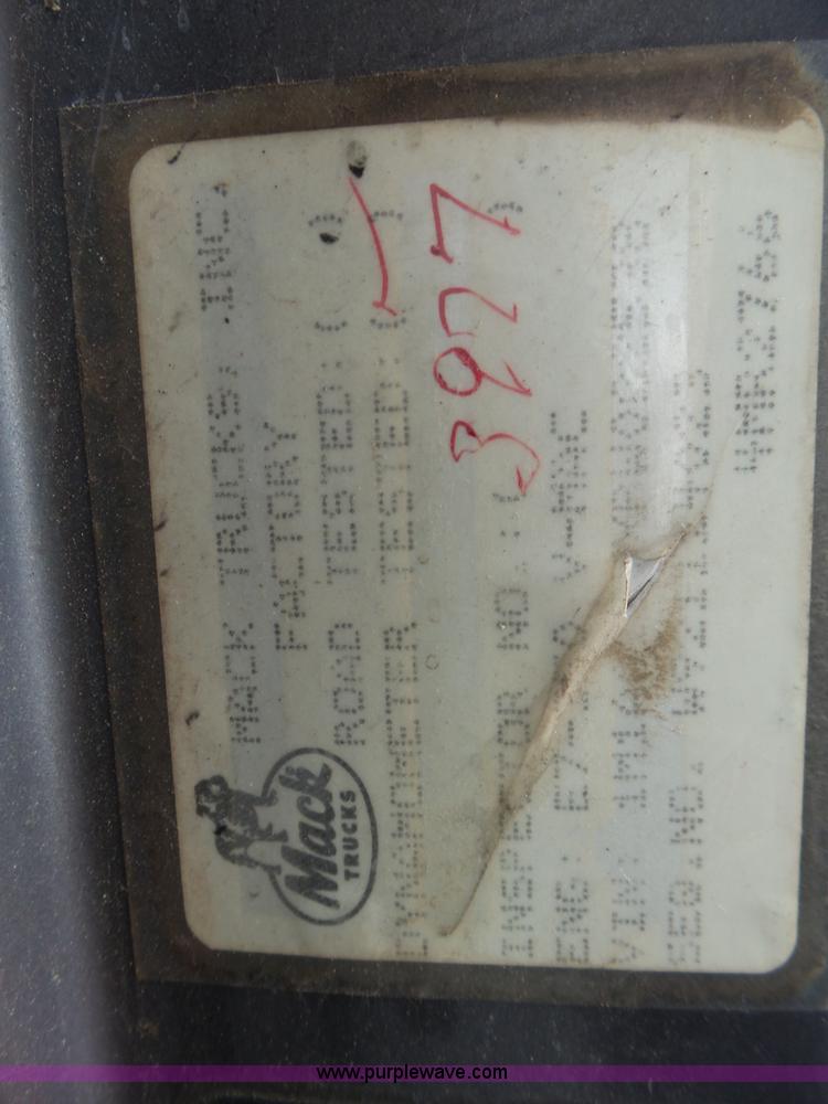 image for item J7661 1993 Mack CH613 semi truck