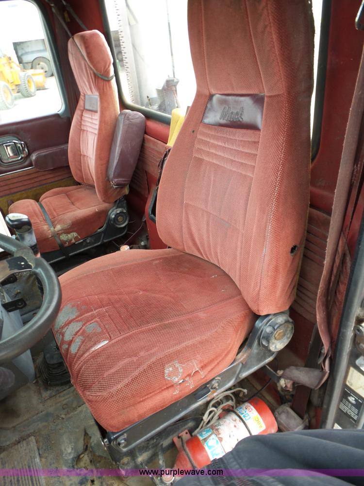 image for item J7661 1993 Mack CH613 semi truck