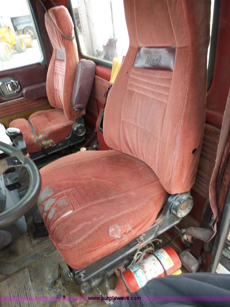 image for item J7661 1993 Mack CH613 semi truck