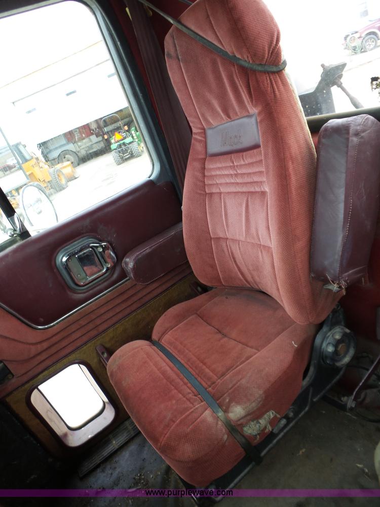 image for item J7661 1993 Mack CH613 semi truck