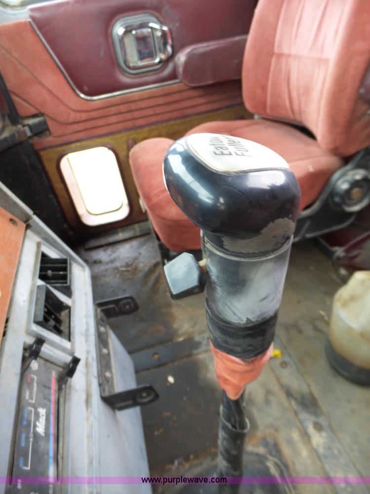 image for item J7661 1993 Mack CH613 semi truck