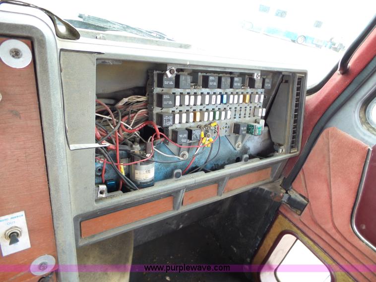 image for item J7661 1993 Mack CH613 semi truck