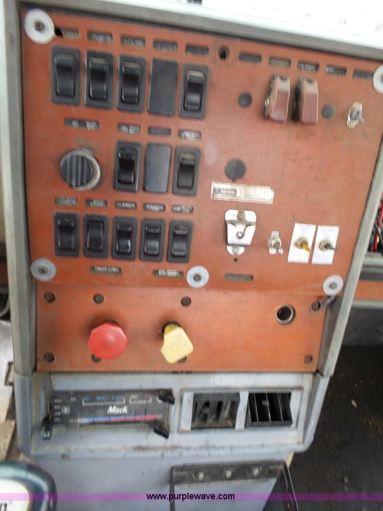 image for item J7661 1993 Mack CH613 semi truck