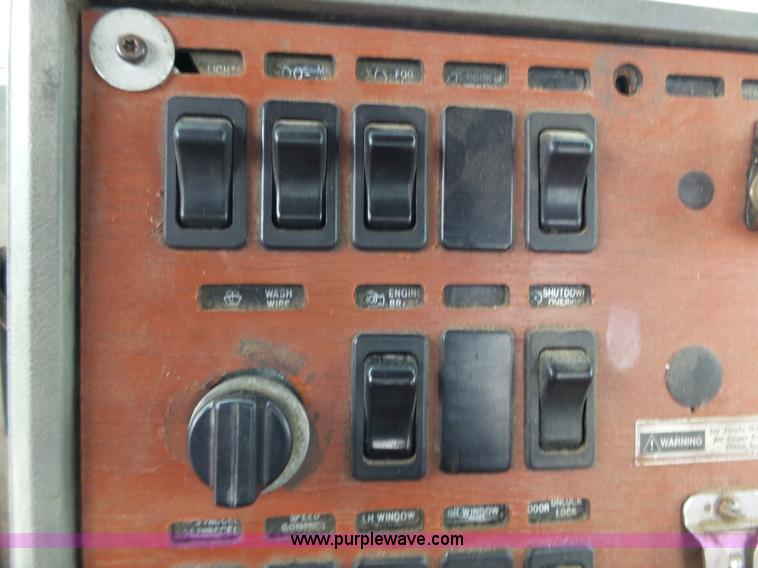 image for item J7661 1993 Mack CH613 semi truck