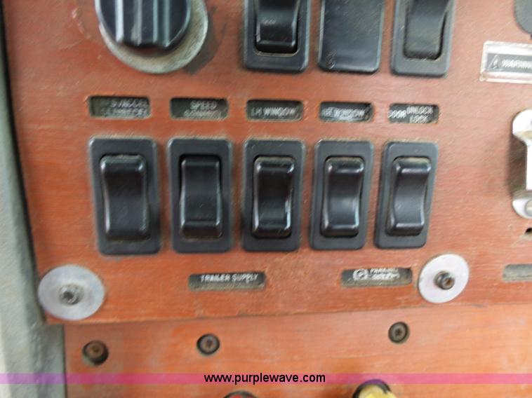 image for item J7661 1993 Mack CH613 semi truck