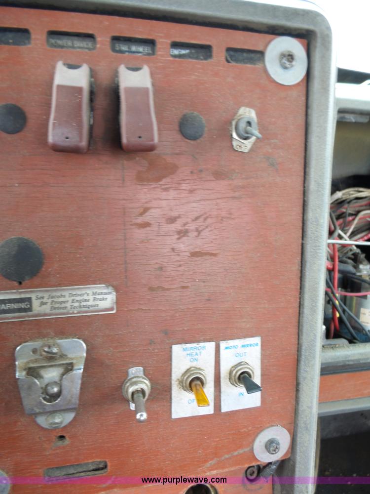 image for item J7661 1993 Mack CH613 semi truck