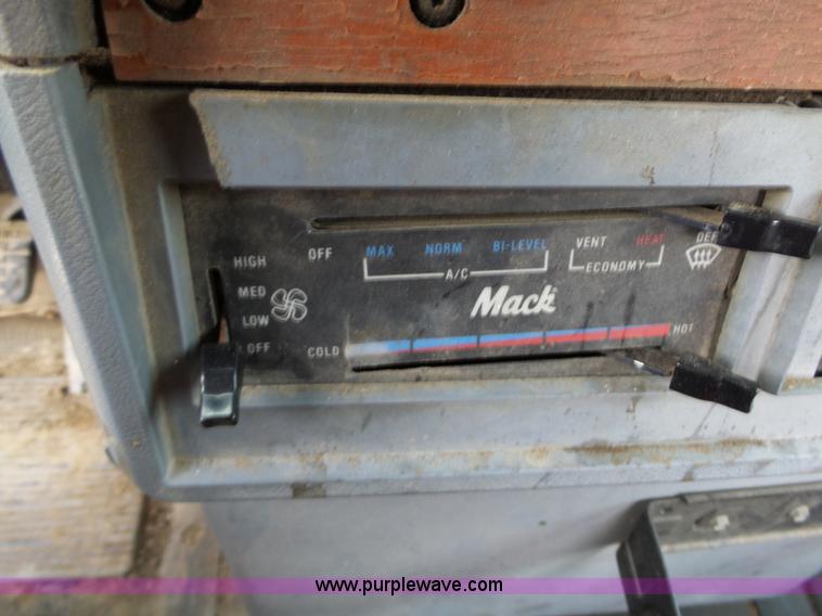 image for item J7661 1993 Mack CH613 semi truck