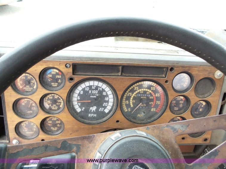 image for item J7661 1993 Mack CH613 semi truck