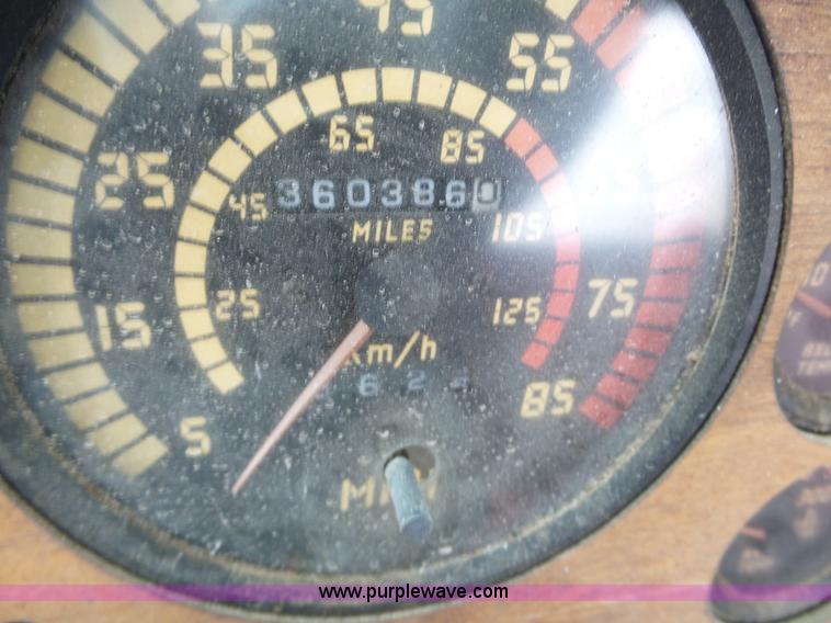 image for item J7661 1993 Mack CH613 semi truck