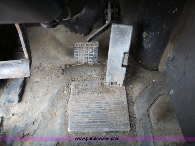 image for item J7661 1993 Mack CH613 semi truck