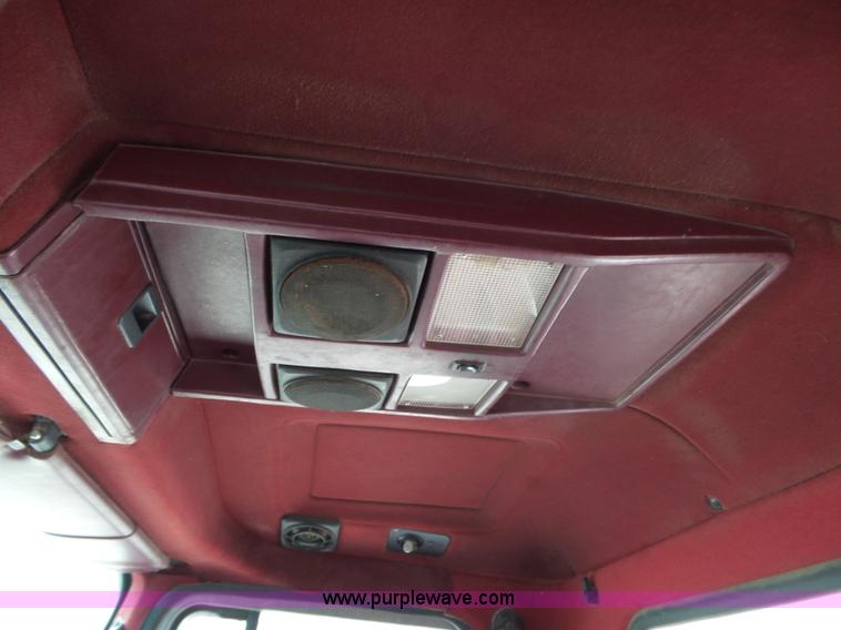 image for item J7661 1993 Mack CH613 semi truck