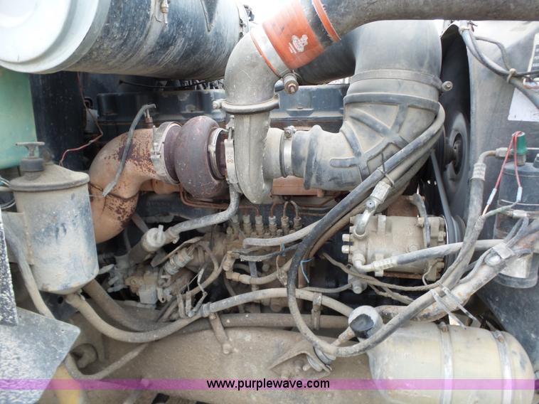 image for item J7661 1993 Mack CH613 semi truck