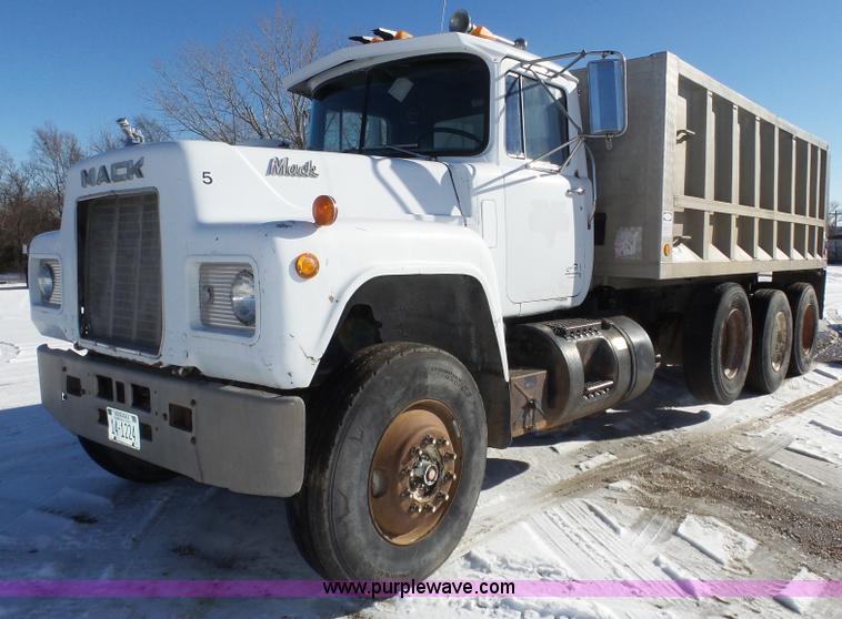 image for item J8805 1986 Mack RD688S dump truck