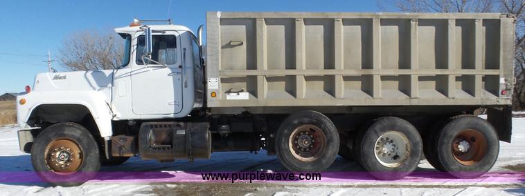 image for item J8805 1986 Mack RD688S dump truck