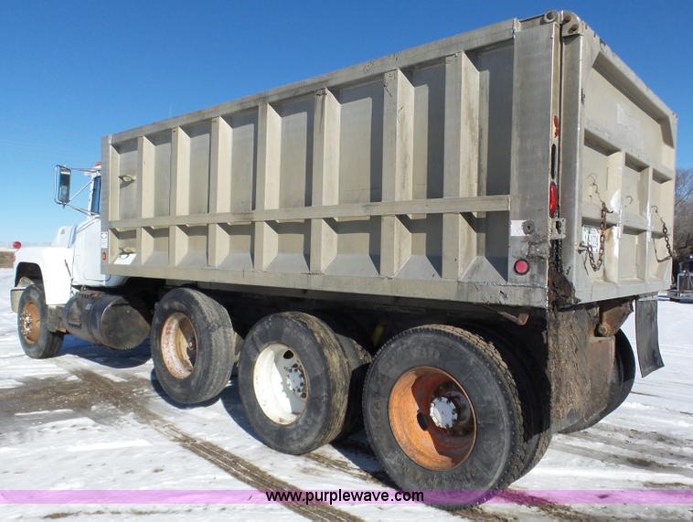 image for item J8805 1986 Mack RD688S dump truck