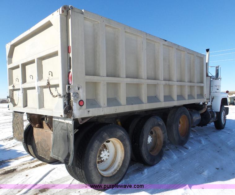 image for item J8805 1986 Mack RD688S dump truck