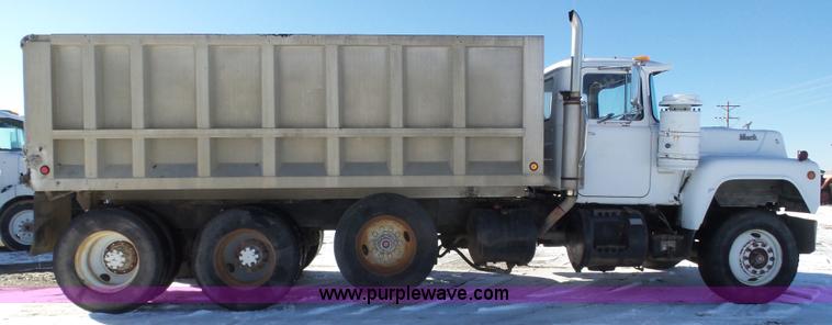 image for item J8805 1986 Mack RD688S dump truck