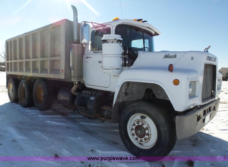 image for item J8805 1986 Mack RD688S dump truck